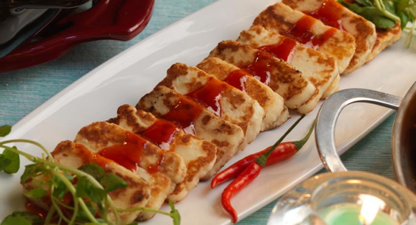 Grilled Halloumi Cheese With Chilli Sauce